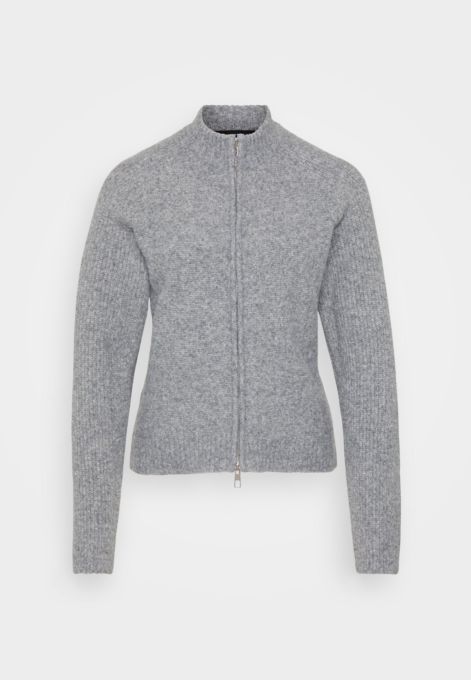 Grauer Reißverschluss-Pullover mit hohem Kragen, gerippter Struktur und taillierter Passform. Verfügt über einen silbernen Reißverschluss und nahtlose Ärmelkonstruktion.