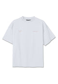 Weißes T-Shirt mit kurzen Ärmeln, kleinem pinkfarbenem Schmetterlingsmotiv und "PEGADOR"-Text auf der Brust, Rundhalsausschnitt und lockerer Passform.