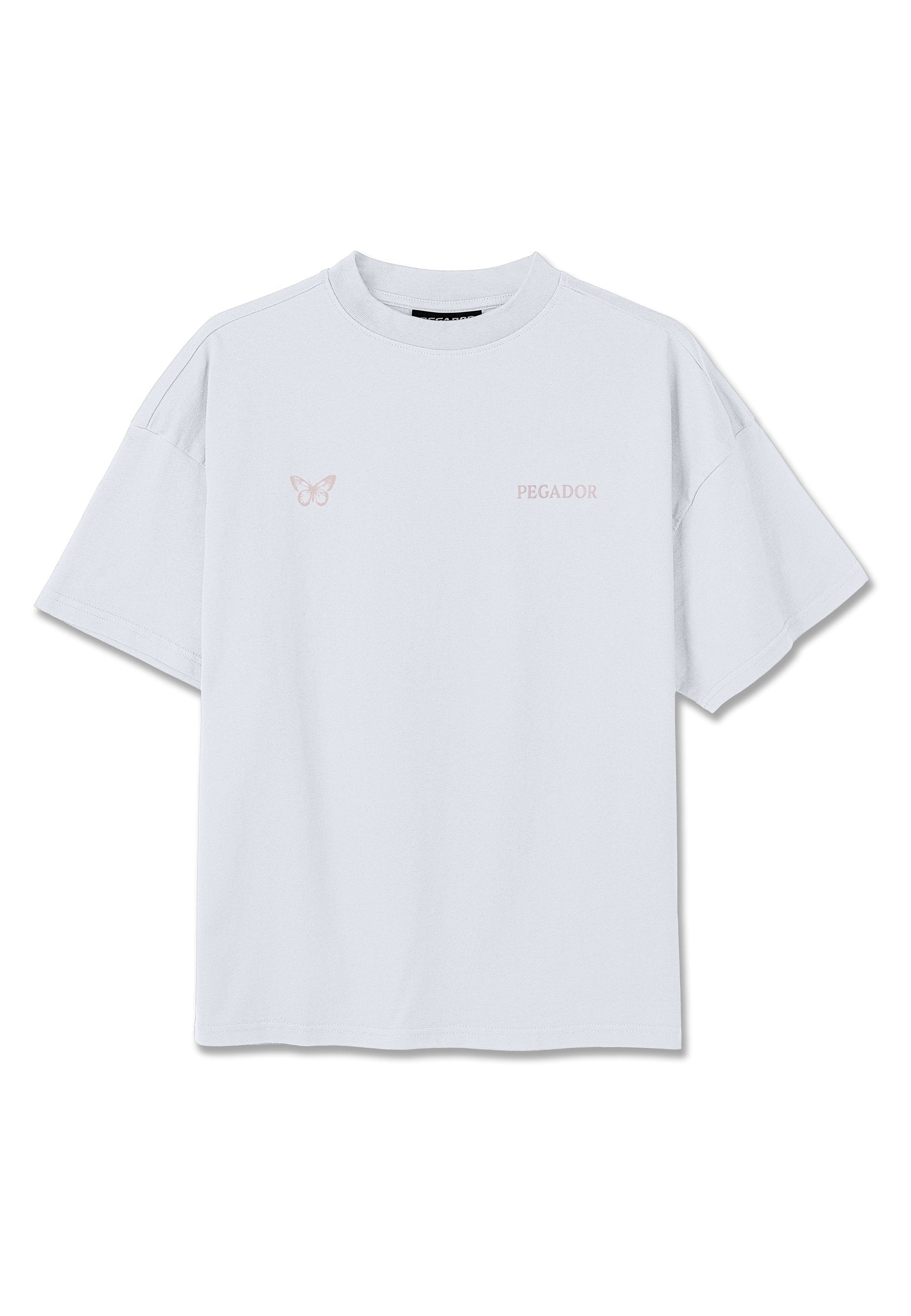 Weißes T-Shirt mit kurzen Ärmeln, kleinem pinkfarbenem Schmetterlingsmotiv und "PEGADOR"-Text auf der Brust, Rundhalsausschnitt und lockerer Passform.