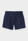 Marineblaue Leinen-Shorts mit einer glatten Textur, die über Frontfalten, einen einzelnen Knopfverschluss und standardmäßige Gürtelschlaufen verfügen.