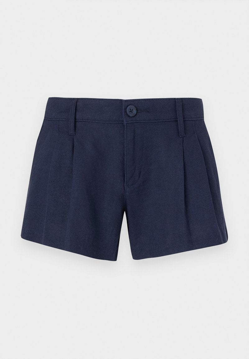 Marineblaue Leinen-Shorts mit einer glatten Textur, die über Frontfalten, einen einzelnen Knopfverschluss und standardmäßige Gürtelschlaufen verfügen.