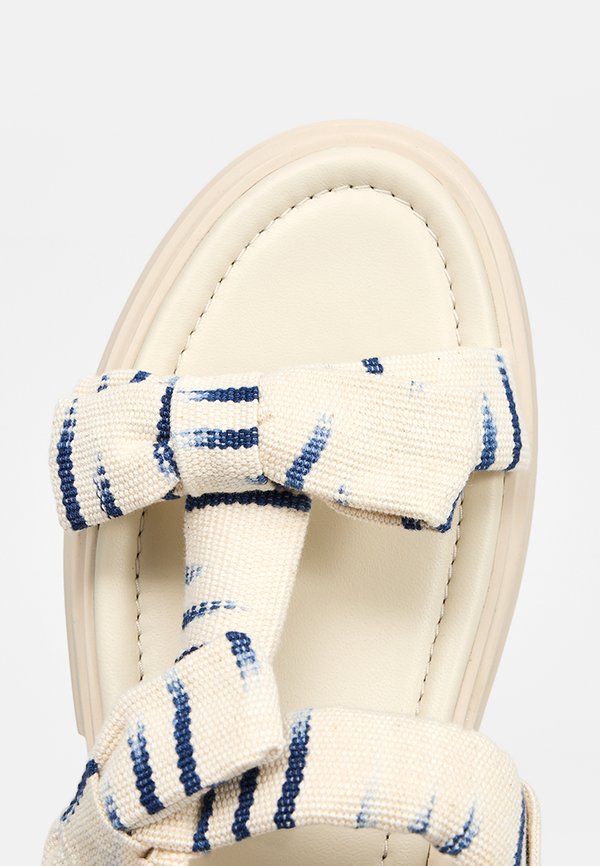 Stuart Weitzman SOFIA NOLITA