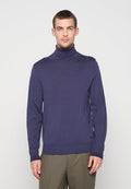 Marineblauer Rollkragenpullover mit gerippter Textur. Figurbetontes Design, lange Ärmel und ein Logo-Akzent auf der unteren linken Seite.