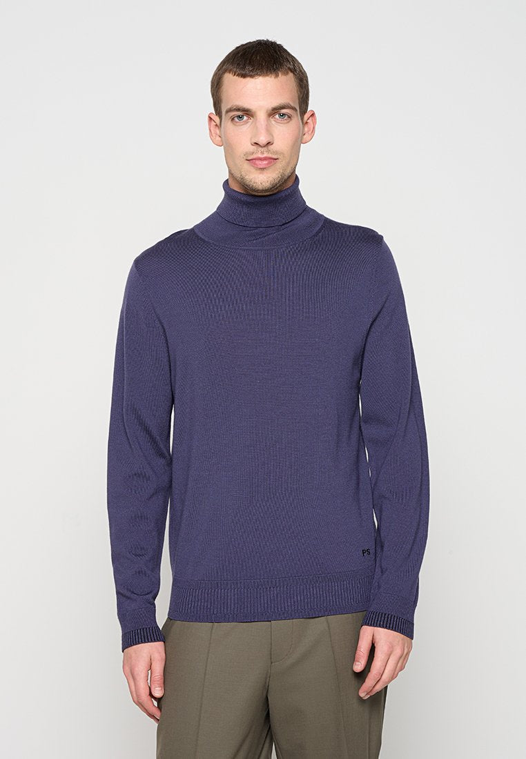 Marineblauer Rollkragenpullover mit gerippter Textur. Figurbetontes Design, lange Ärmel und ein Logo-Akzent auf der unteren linken Seite.