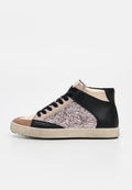 High-Top-Sneaker aus schwarzem Leder, beige- und braunfarbenem Wildleder, schwarzen Schnürsenkeln und glitzerndem roségoldenem Seitenpaneel auf weißer Sohle.