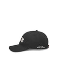 Schwarze Baseballkappe aus Stoff mit einem gebogenen Schirm, die auf der Vorderseite mit weißer Schrift und auf der Seite mit einem gestickten Logo versehen ist.