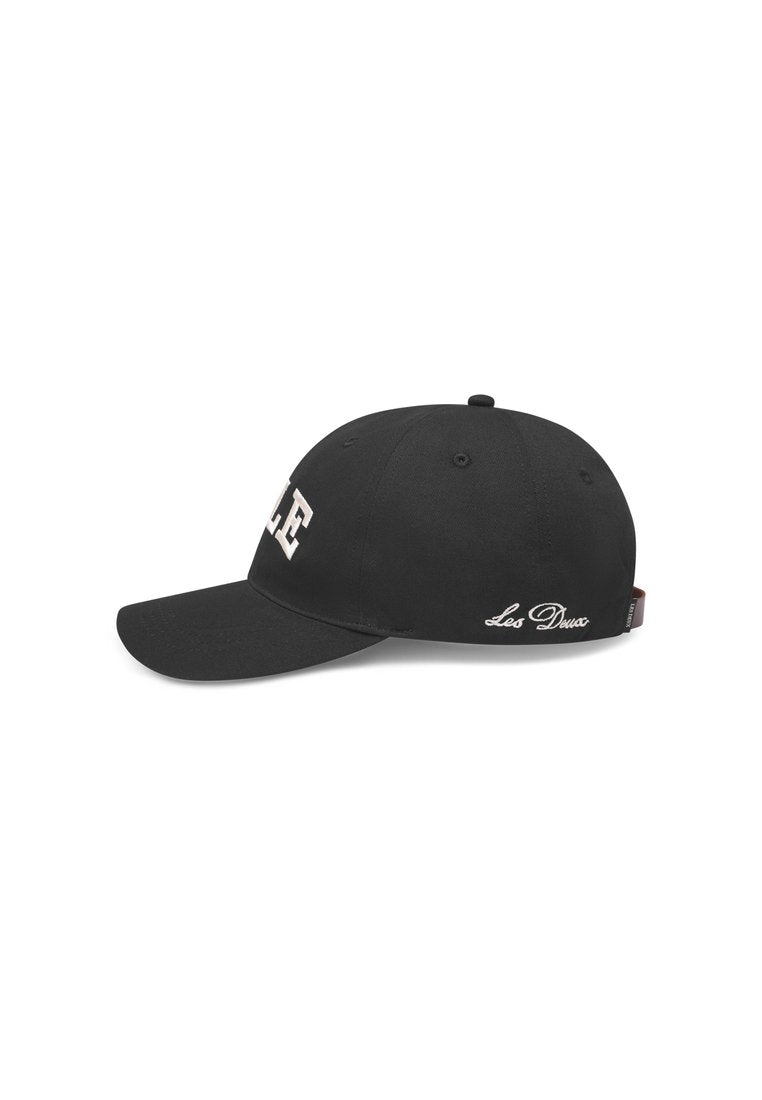 Schwarze Baseballkappe aus Stoff mit einem gebogenen Schirm, die auf der Vorderseite mit weißer Schrift und auf der Seite mit einem gestickten Logo versehen ist.