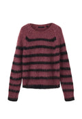 Lila flauschiger Pullover mit langen Ärmeln, schwarzen horizontalen Streifen und rundem Ausschnitt.