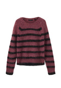 Lila flauschiger Pullover mit langen Ärmeln, schwarzen horizontalen Streifen und rundem Ausschnitt.