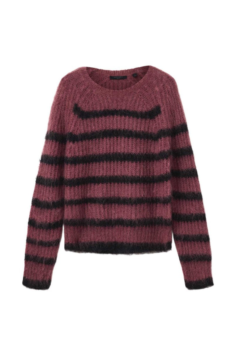 Lila flauschiger Pullover mit langen Ärmeln, schwarzen horizontalen Streifen und rundem Ausschnitt.