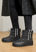 Schwarze wasserdichte Stiefel mit gepolstertem Schaft, weißen Streifenakzenten und schwarz-weißen Schnürsenkeln. Strukturiertes Gummisohle für Grip und Stabilität.
