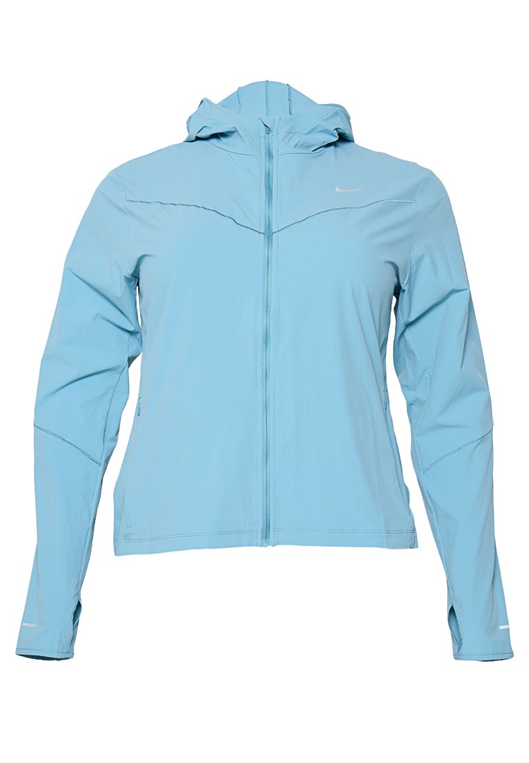 Hellblaue Jacke mit Reißverschluss und Kapuze. Hergestellt aus glattem, leichtem Material. Verfügt über dezente Nahtdetails und reflektierende Akzente.