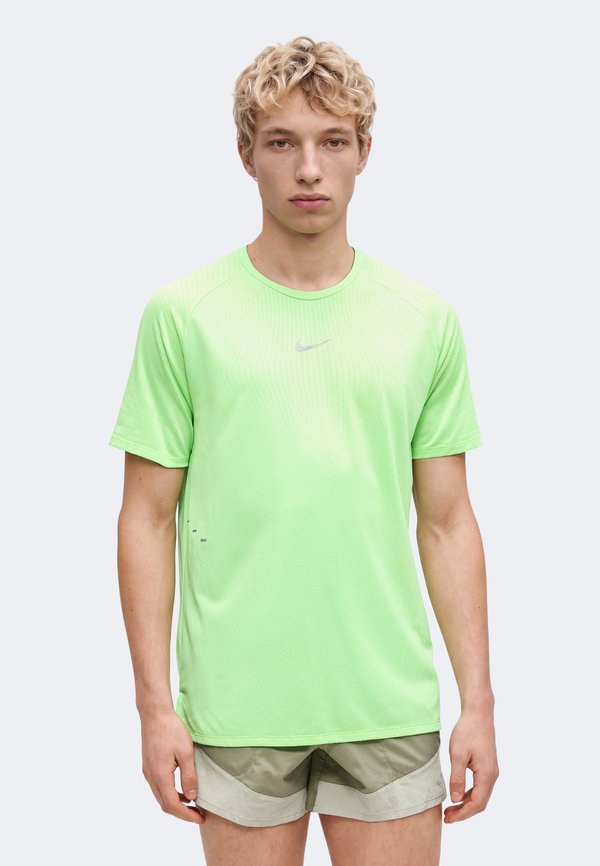 Nike Performance STRIDE - Print T-shirt - volt/light silver-coloured