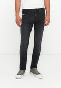 Dunkelgraue Denim-Jeans mit Slim Fit, ausgestattet mit einem Knopfverschluss, Vorder- und Hintertaschen sowie dezenten kontrastierenden Nähdetails.