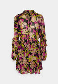 Durchsichtiges schwarzes Kleid mit einem Blumenmuster in Pink, Beige und Grün, langen Ärmeln, Rüschendetails und Taillengürtel, auf einem weißen Hintergrund präsentiert.
