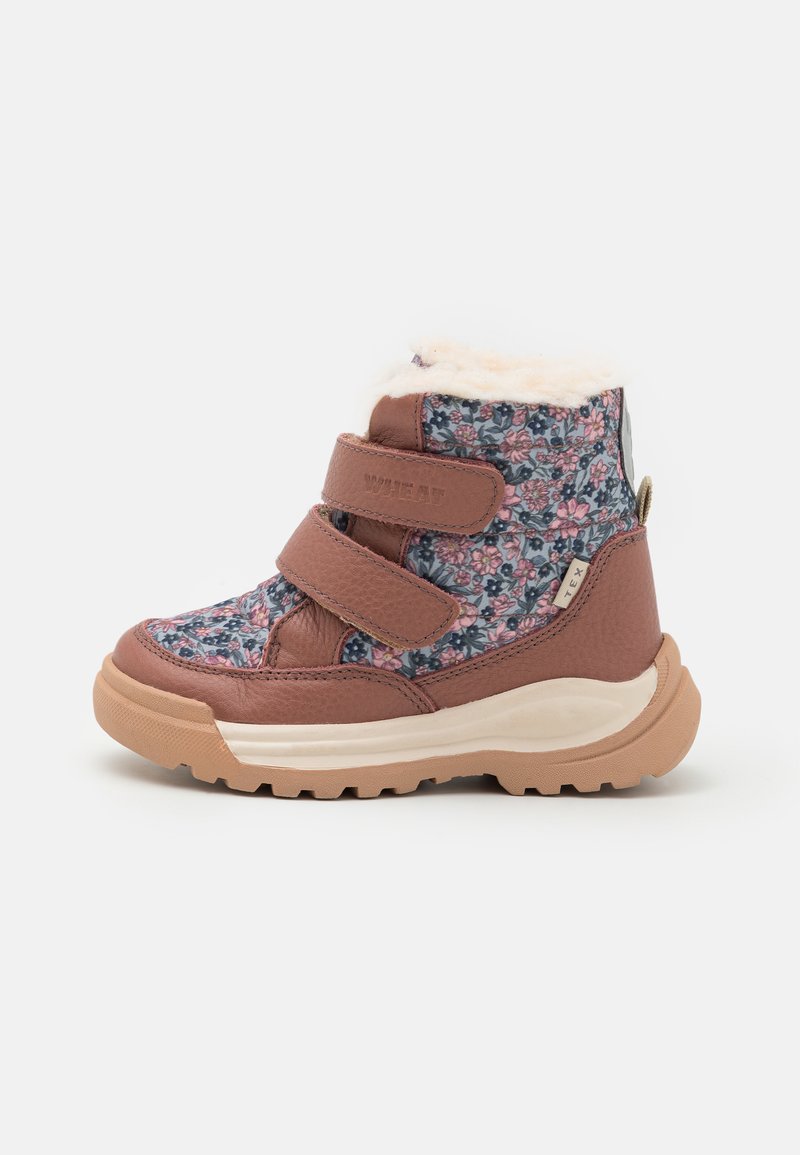 Braune Leder- und blumenmusterte Stoffstiefel mit zwei Klettverschlüssen, weicher Innenausstattung und einer dicken Gummisohle.