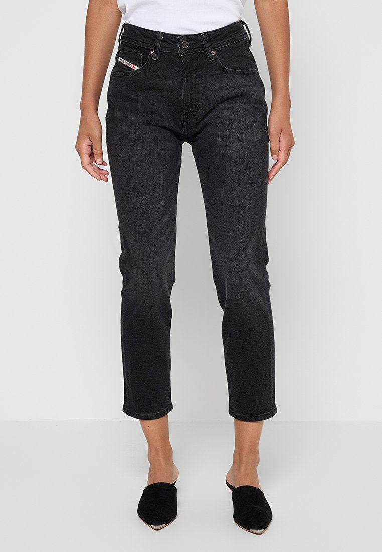 Schwarze Jeans aus Denim mit mittelhohem Bund und verkürzter Länge. Verfügt über ein klassisches Fünf-Taschen-Design und dezente Nähte.