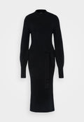 Schwarzes Strickkleid mit langen Ärmeln, hohem Ausschnitt und Taillengurt. Die Silhouette ist figurbetont, mit einem geraden Midi-Längen Saum.