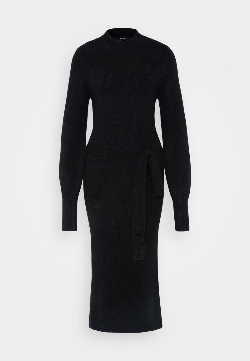 Schwarzes Strickkleid mit langen Ärmeln, hohem Ausschnitt und Taillengurt. Die Silhouette ist figurbetont, mit einem geraden Midi-Längen Saum.