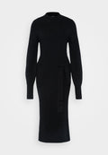 Schwarzes Strickkleid mit langen Ärmeln, hohem Ausschnitt und Taillengurt. Die Silhouette ist figurbetont, mit einem geraden Midi-Längen Saum.