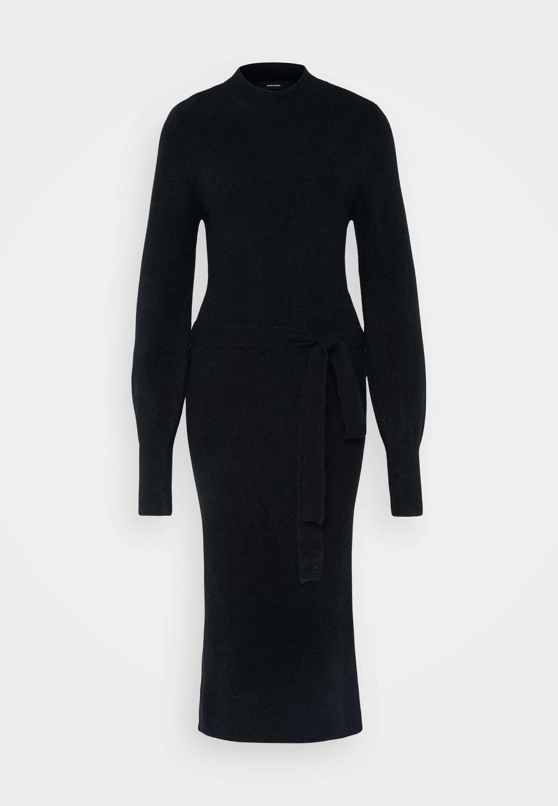 Schwarzes Strickkleid mit langen Ärmeln, hohem Ausschnitt und Taillengurt. Die Silhouette ist figurbetont, mit einem geraden Midi-Längen Saum.