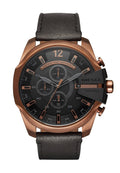 Schwarze und kupferfarbene Diesel-Uhr mit rundem Gehäuse, Lederarmband, markanten Ziffern und Unterzifferblättern. Verfügt über eine Datumsanzeige und ist wasserdicht.