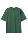 Grünes T-Shirt mit kurzen Ärmeln und Rundhalsausschnitt, mittlere Größe, lockere Passform, mit kleinem weißem "Pegador"-Logo auf der linken Brust.