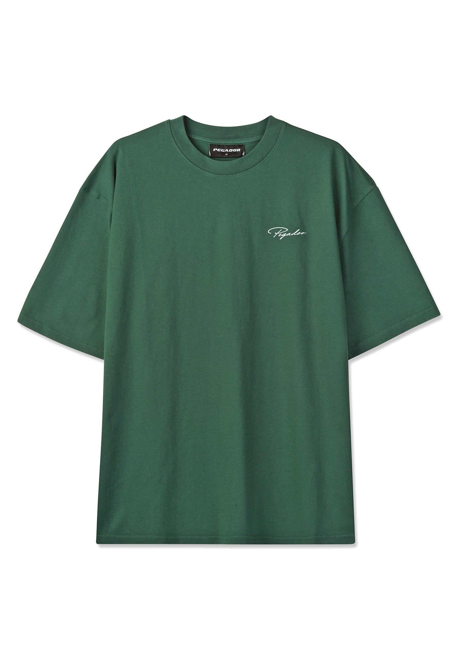 Grünes T-Shirt mit kurzen Ärmeln und Rundhalsausschnitt, mittlere Größe, lockere Passform, mit kleinem weißem "Pegador"-Logo auf der linken Brust.
