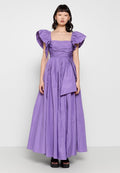 Lila Abendkleid mit Puffärmeln, quadratischem Ausschnitt, Gürtelverzierung an der Taille und einem vollen, gerafften Rock. Glatte Textur.