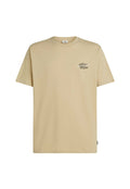 Beiges Baumwoll-T-Shirt mit rundem Ausschnitt, kurzen Ärmeln und einem kleinen schwarzen Grafikdesign auf der linken Brust. Gerader Saum. Minimalistischer Stil.
