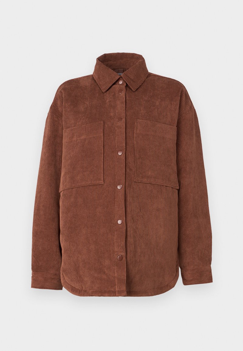 Brauner Corduroy-Hemdjacke mit zwei Fronttaschen, Knopfverschluss und Kragen. Mit vertikaler Ripptextur und lockerer Passform.