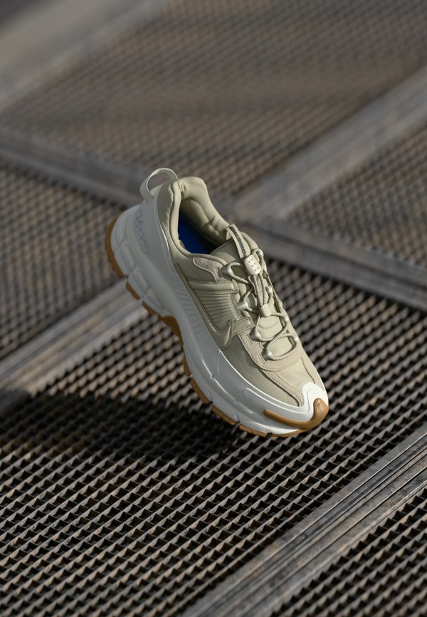 Nike Sportswear ZOOM VOMERO ROAM - Trainers - sail/light stone/light brown/racer blue/white/black
