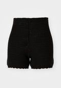Schwarze Häkelshorts mit geripptem Muster, hohem Bund und gewelltem Saum. Entworfen für eine figurbetonte Passform und aus atmungsaktivem Material.