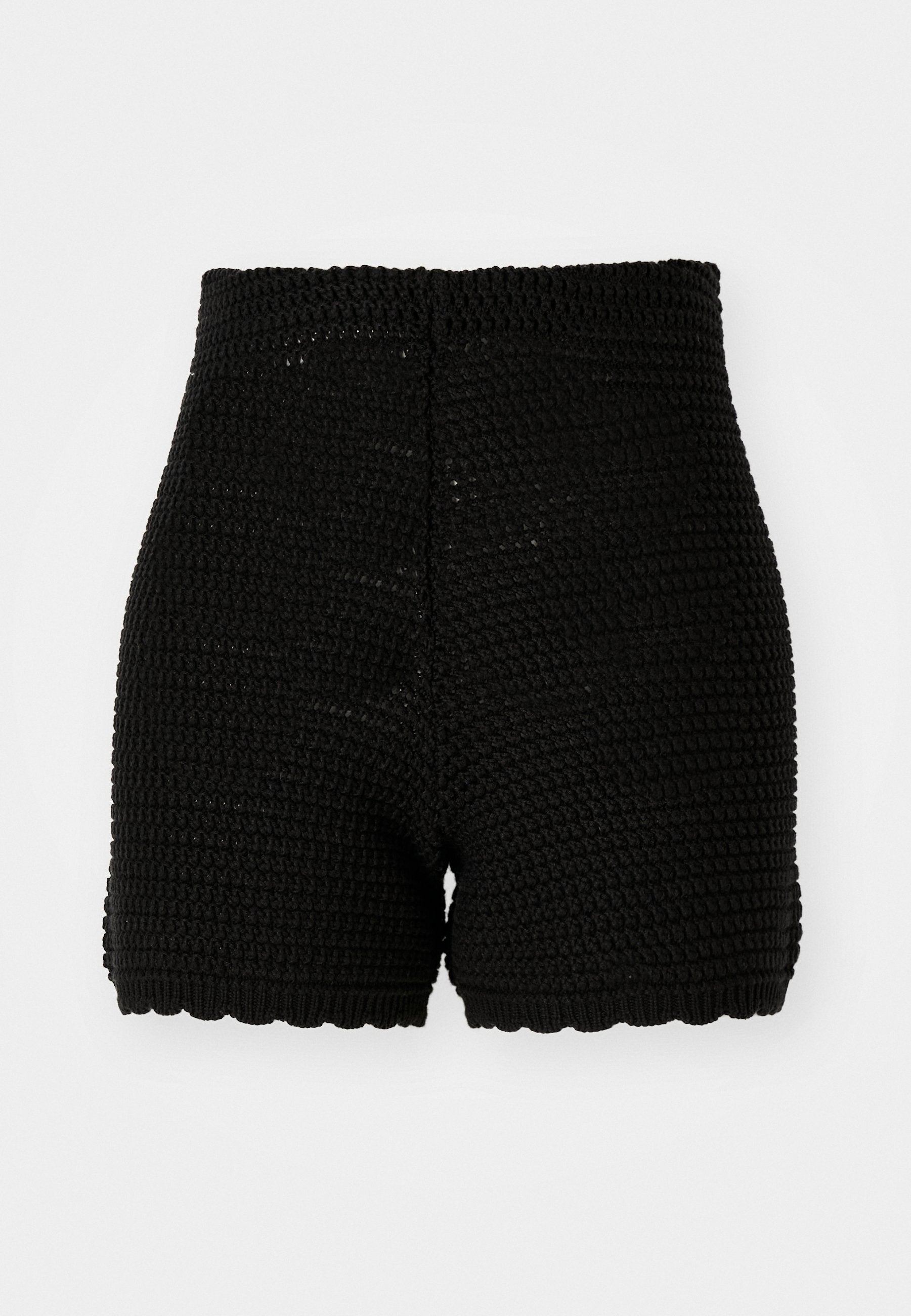 Schwarze Häkelshorts mit geripptem Muster, hohem Bund und gewelltem Saum. Entworfen für eine figurbetonte Passform und aus atmungsaktivem Material.