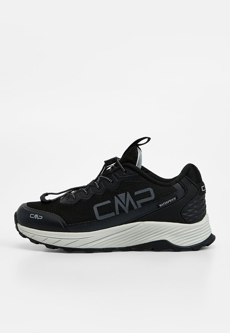 Schwarzer wasserdichter Sportschuh mit strukturierter Oberseite, reflektierenden Akzenten, sicherem Schnürsystem und grauer, gepolsterter Sohle.