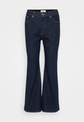 Dunkelblaue, ausgestellte Jeans aus Denim mit einem klassischen Fünf-Taschen-Design, kontrastierenden Nähten und einem bronzefarbenen Knopfverschluss.