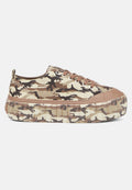 Camo-Leinensneaker mit braunen Akzenten und einer strukturierten, erhöhten Plattformsohle. Mit runder Zehenform, Schnürdesign und kontrastierenden Mustern.