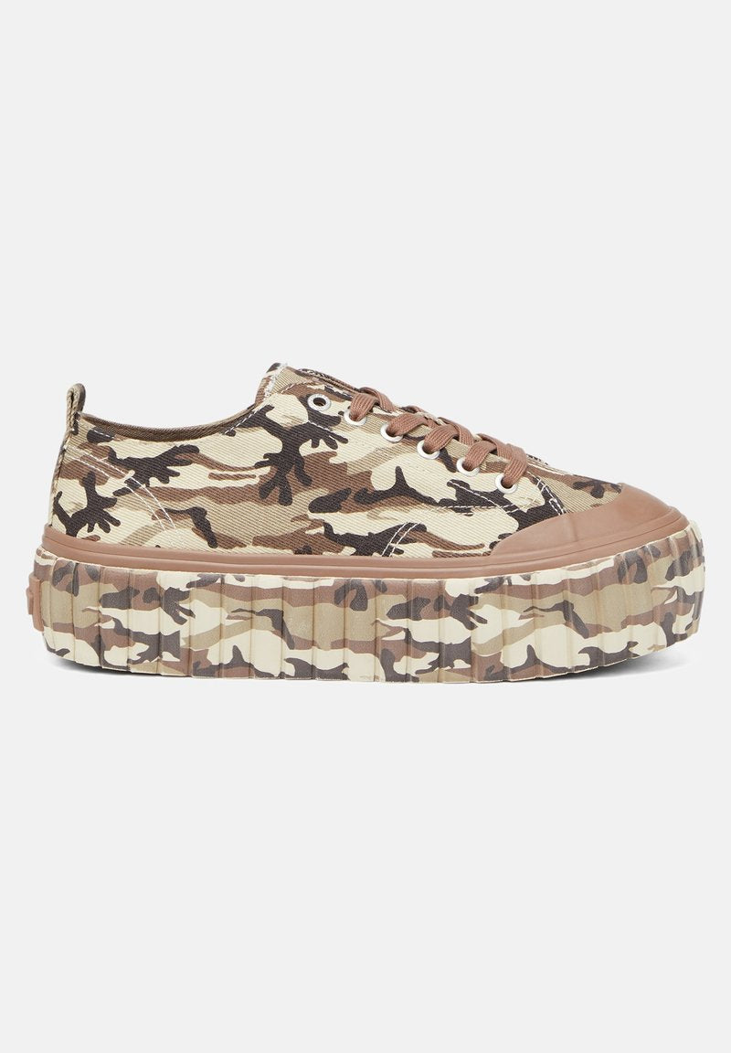 Camo-Leinensneaker mit braunen Akzenten und einer strukturierten, erhöhten Plattformsohle. Mit runder Zehenform, Schnürdesign und kontrastierenden Mustern.