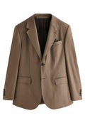 Braunfarbener Wollblazer mit geknöpftem Revers, zwei Fronttaschen, einer Knopfverschluss und einem dekorativen Taschentuch in glatter Textur.