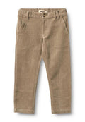 Beige Cordhose aus Cord mit weicher Textur, schmaler Passform, künstlichen vorderen Taschen und einem Knopfverschluss in der Taille.