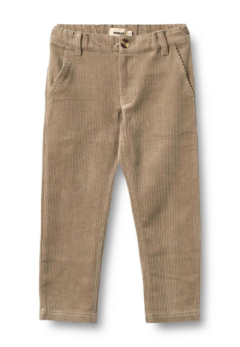 Beige Cordhose aus Cord mit weicher Textur, schmaler Passform, künstlichen vorderen Taschen und einem Knopfverschluss in der Taille.