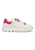 Weiße Sneaker mit einem glatten Obermaterial aus Leder und einer leuchtend pinken Ferse. Besondere Merkmale sind die mehrfarbigen Schnürsenkel und die robuste weiße Gummisohle.
