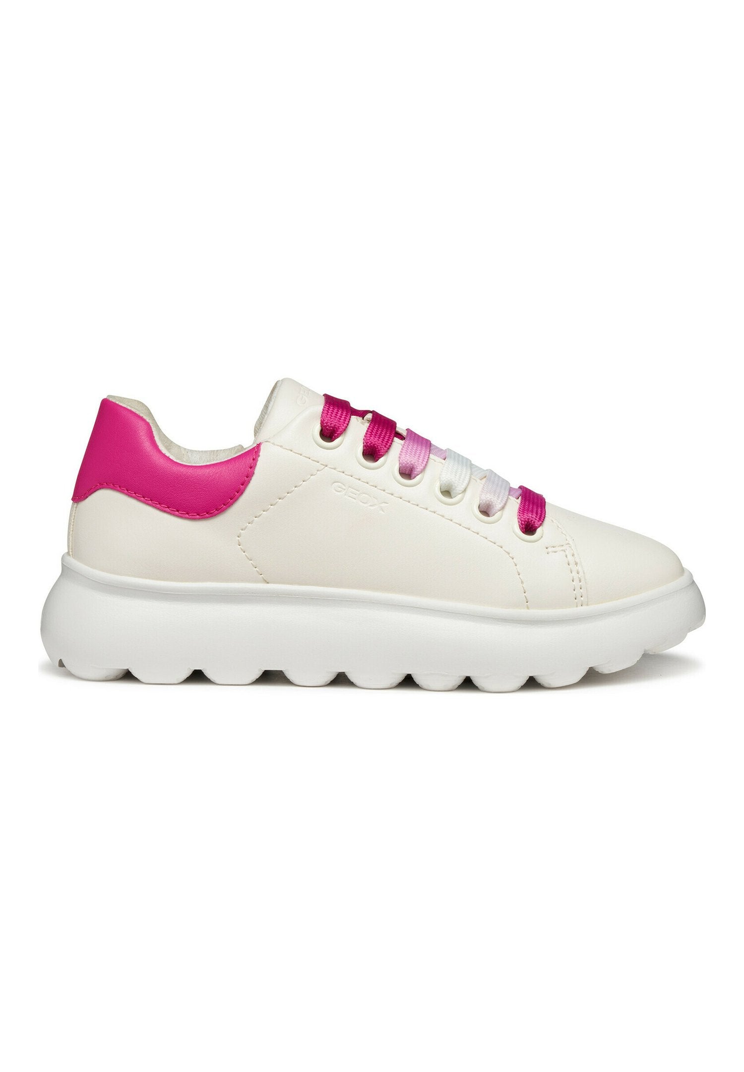 Weiße Sneaker mit einem glatten Obermaterial aus Leder und einer leuchtend pinken Ferse. Besondere Merkmale sind die mehrfarbigen Schnürsenkel und die robuste weiße Gummisohle.