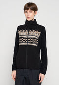 Schwarze Fleecejacke mit hohem Kragen, mit einem gemusterten Strickteil in Beige und Weiß über der Brust. Reißverschluss vorne, zwei Taschen.