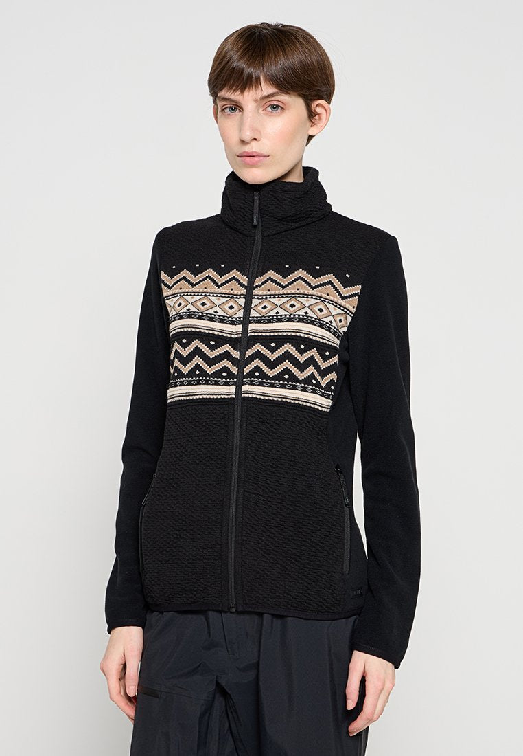 Schwarze Fleecejacke mit hohem Kragen, mit einem gemusterten Strickteil in Beige und Weiß über der Brust. Reißverschluss vorne, zwei Taschen.