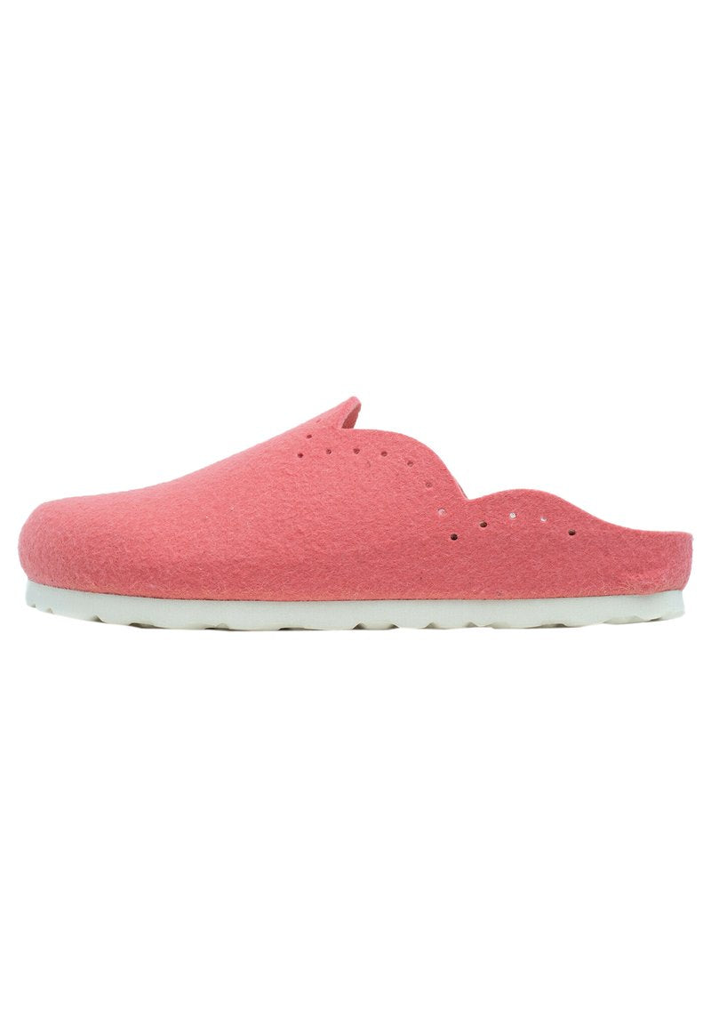 Rosa Filz-Pantolette mit abgerundetem vorderen Teil, gewelltem Rand und Perforationen. Weiße Gummisohle mit einem strukturierten Muster für besseren Halt.