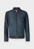 Dunkelblaue Jeansjacke mit strukturiertem Design, durchgehendem Reißverschluss vorne und einem Kragen. Verfügt über ein dezentes Karo-Muster und ein Logo.