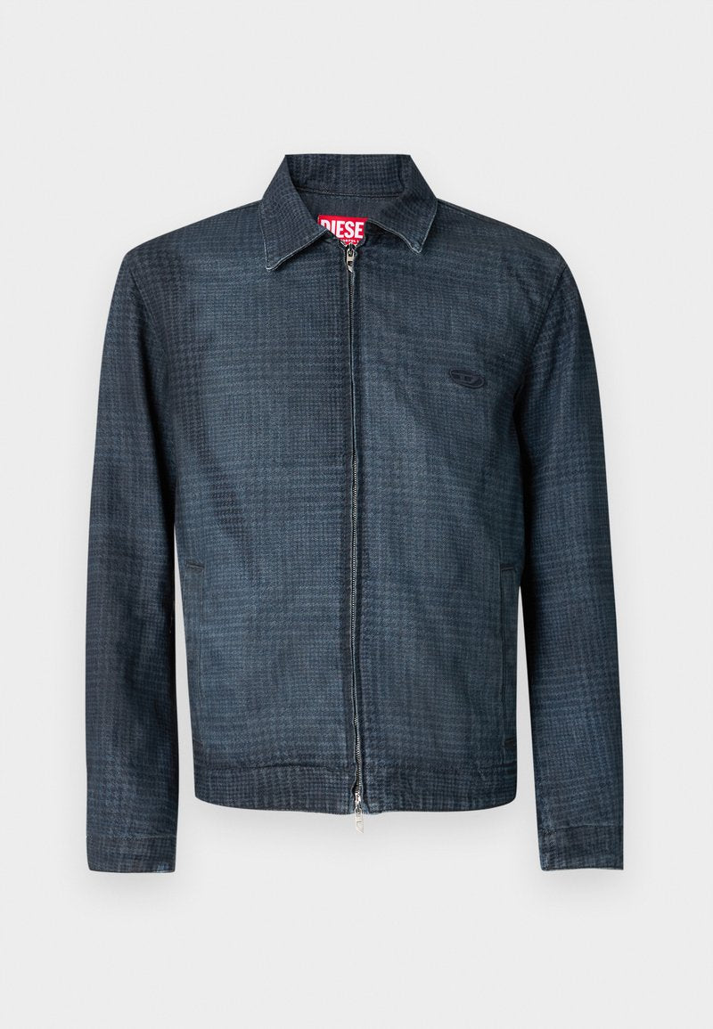Dunkelblaue Jeansjacke mit strukturiertem Design, durchgehendem Reißverschluss vorne und einem Kragen. Verfügt über ein dezentes Karo-Muster und ein Logo.