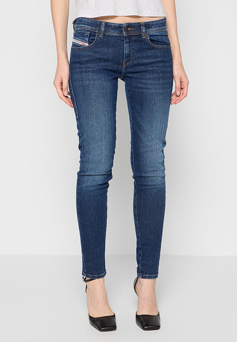 Dünne dunkelblaue Jeans aus Denim, mit Fronttaschen, einem klassischen Bund und einem leichten Verblassungs-Effekt an den Beinen.