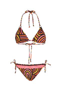 Bikini-Set mit schwarzem Grundton, das mit leuchtenden orangefarbenen und rosa Wirbelmustern verziert ist. Dreieckiger Oberteil mit Bindebändern und passendem, niedrig geschnittenem Unterteil mit seitlichen Bindebändern.